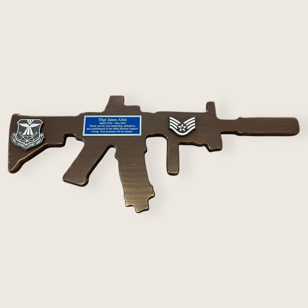 Dark pine M4 Rifle with blue/silver plate and black/silver wood coins