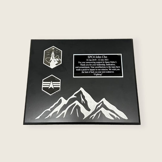 engraved mountain plaque in black and silver color style